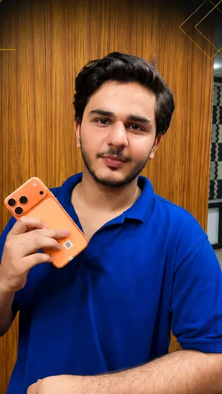 KhareedoMobile customer with his new phone