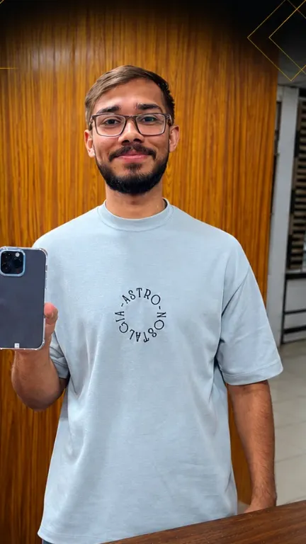 KhareedoMobile customer with his new phone