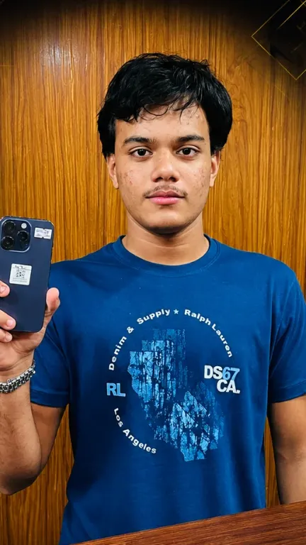 KhareedoMobile customer with his new phone