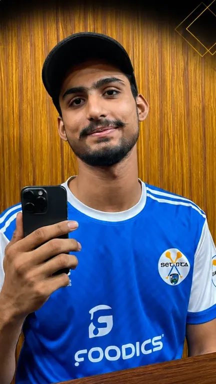 KhareedoMobile customer with his new phone