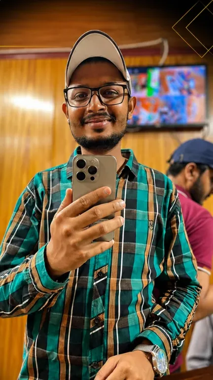 KhareedoMobile customer with his new phone