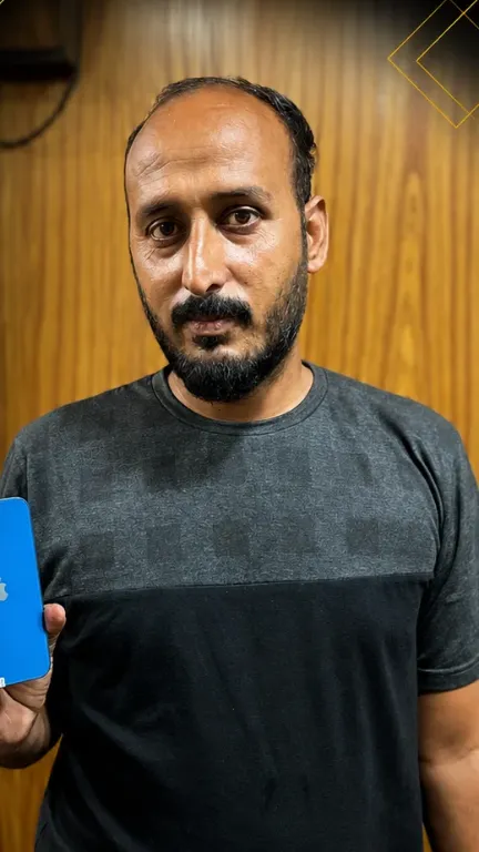 KhareedoMobile customer with his new phone