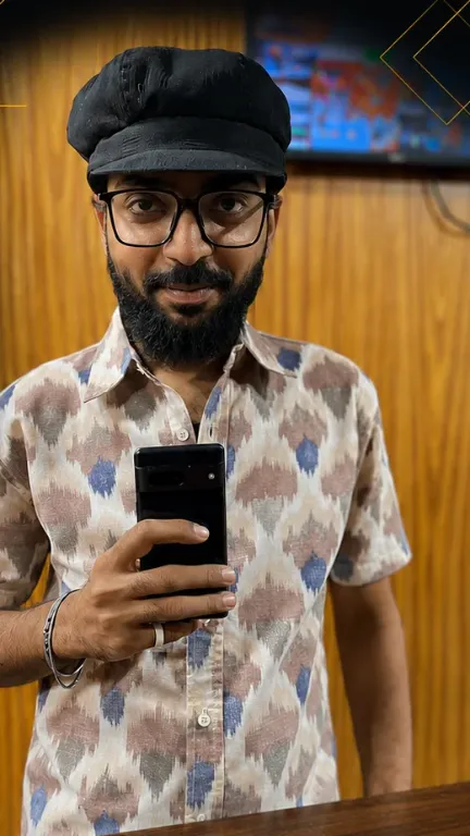 KhareedoMobile customer with his new phone