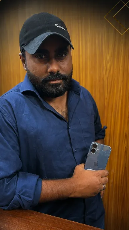 KhareedoMobile customer with his new phone
