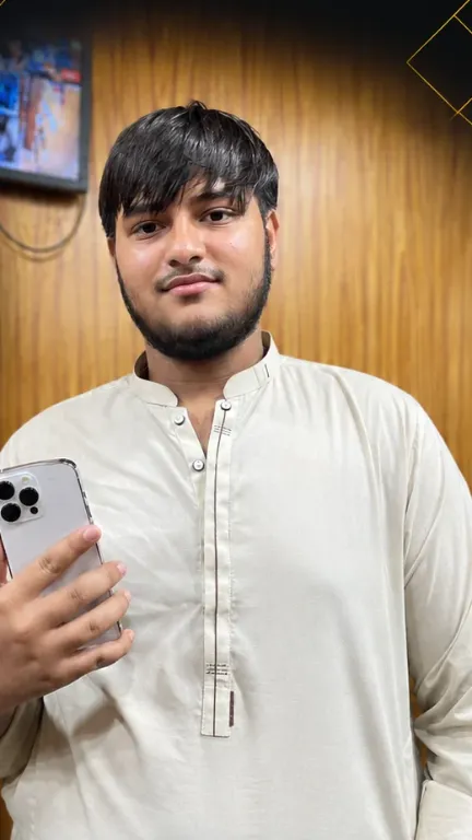 KhareedoMobile customer with his new phone