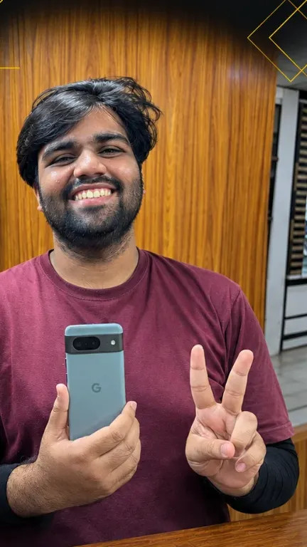 KhareedoMobile customer with his new phone