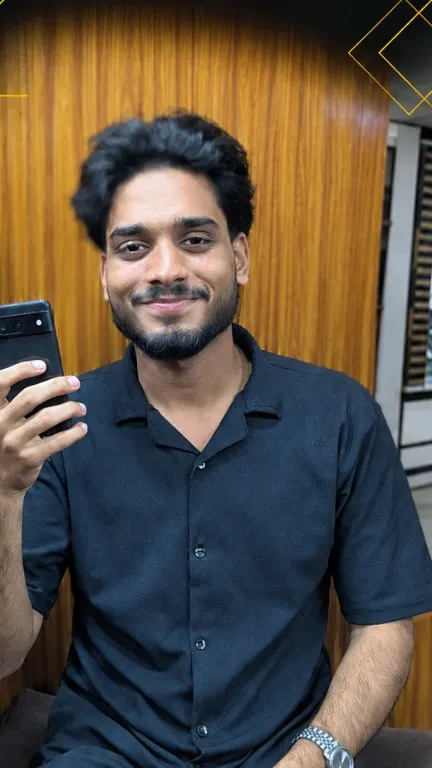 KhareedoMobile customer with his new phone