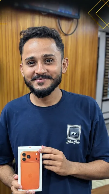 KhareedoMobile customer with his new phone