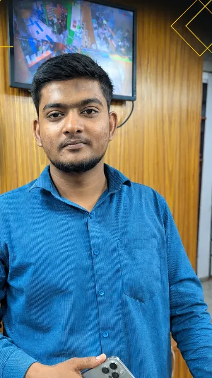KhareedoMobile customer with his new phone