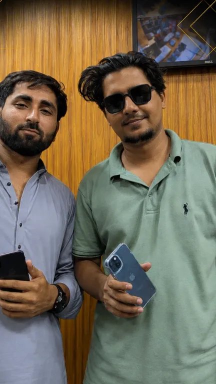 KhareedoMobile customer with his new phone