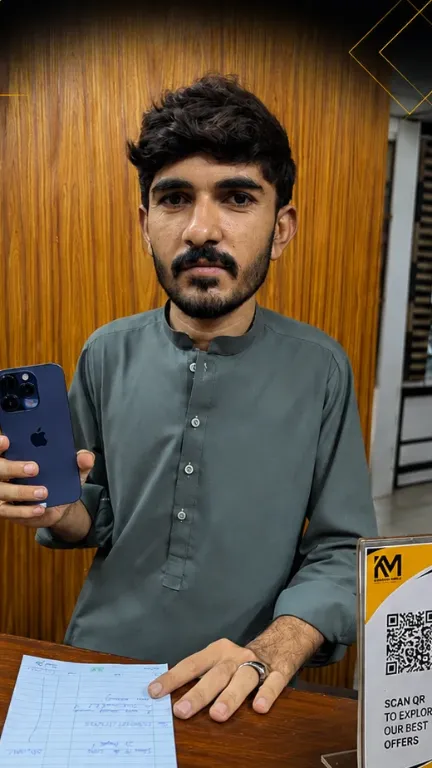 KhareedoMobile customer with his new phone