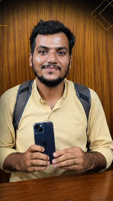 KhareedoMobile customer with his new phone