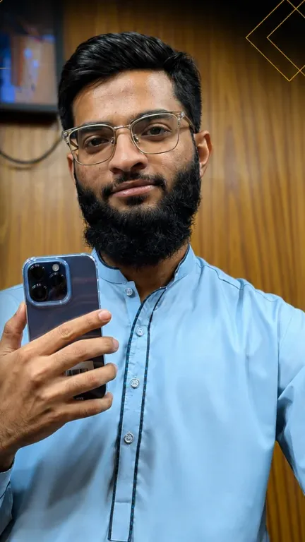 KhareedoMobile customer with his new phone