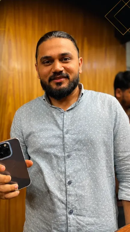 KhareedoMobile customer with his new phone