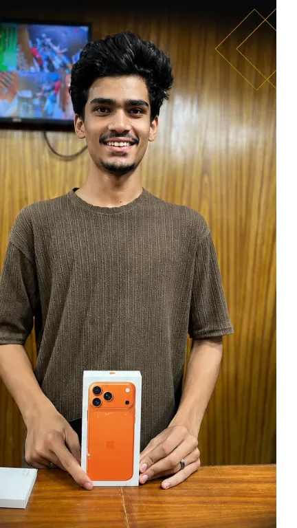 KhareedoMobile customer with his new phone