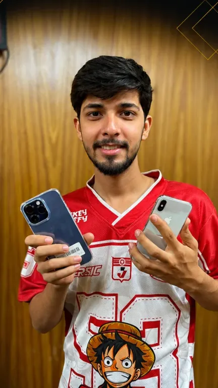 KhareedoMobile customer with his new phone
