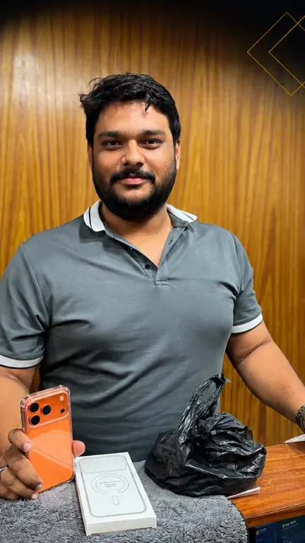 KhareedoMobile customer with his new phone