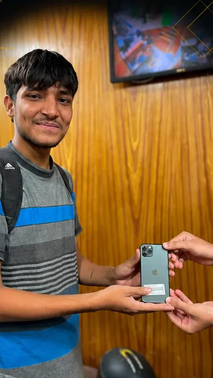 KhareedoMobile customer with his new phone