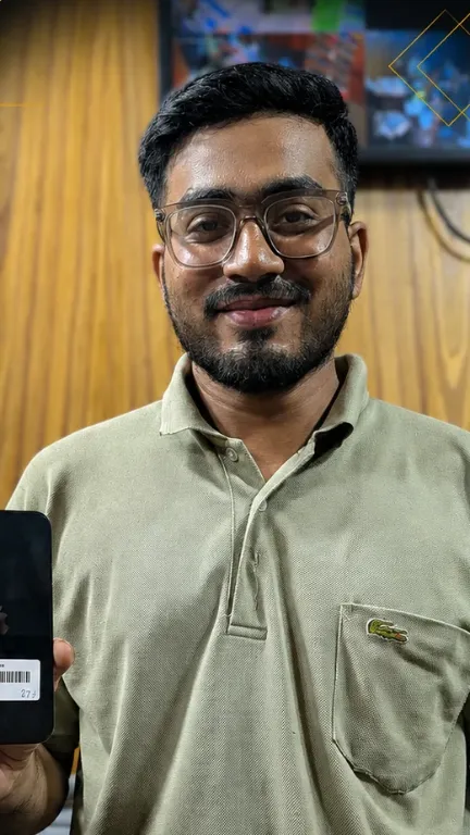 KhareedoMobile customer with his new phone