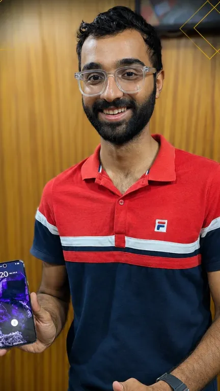 KhareedoMobile customer with his new phone