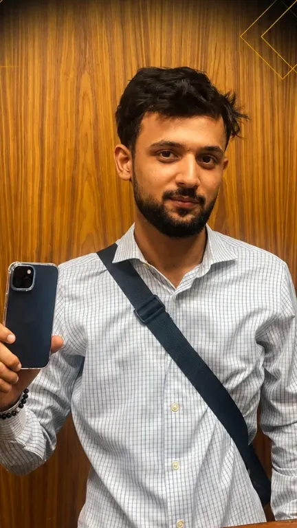 KhareedoMobile customer with his new phone